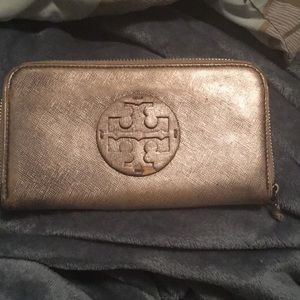 Tori Burch wallet